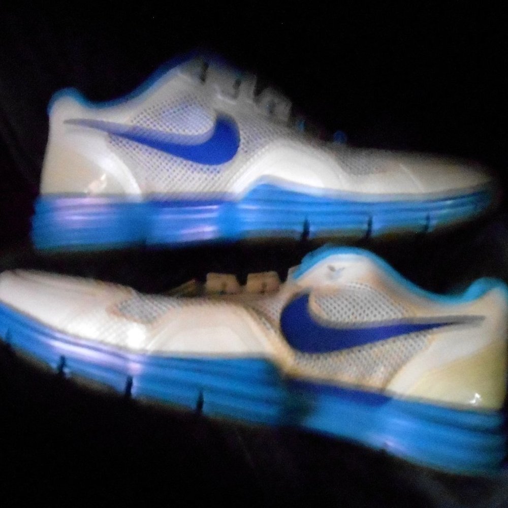 Tennis shoes
